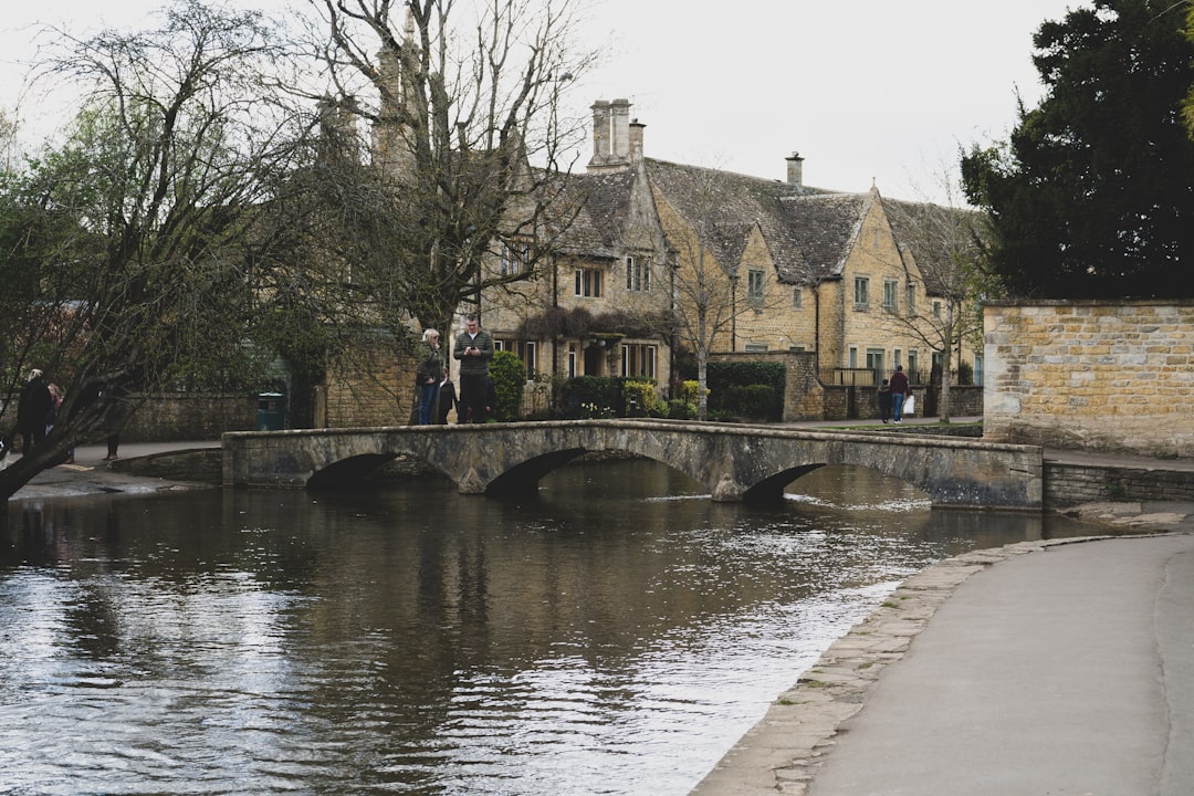 Entdecken Sie Bourton-on-the-Water, die Venedig der Cotswolds
