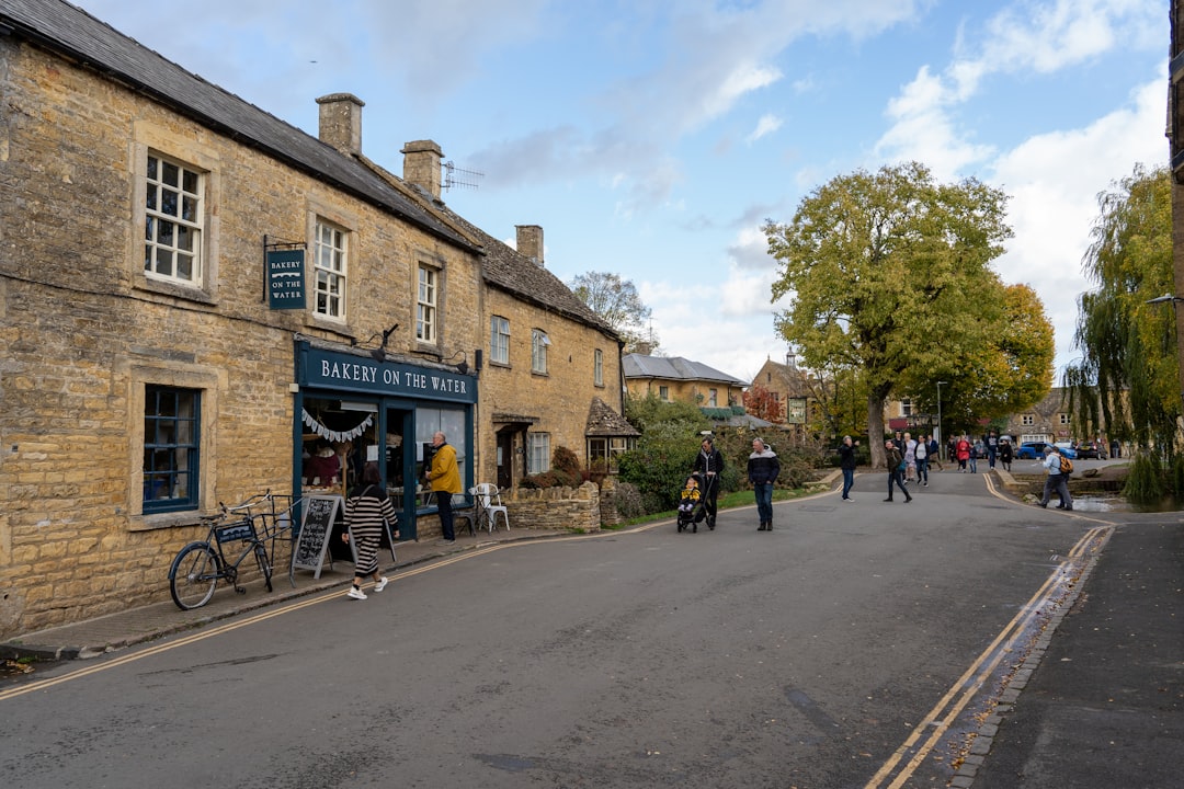 Entdecken Sie Bourton-on-the-Water, die Venedig der Cotswolds | Secret World Trip Planner