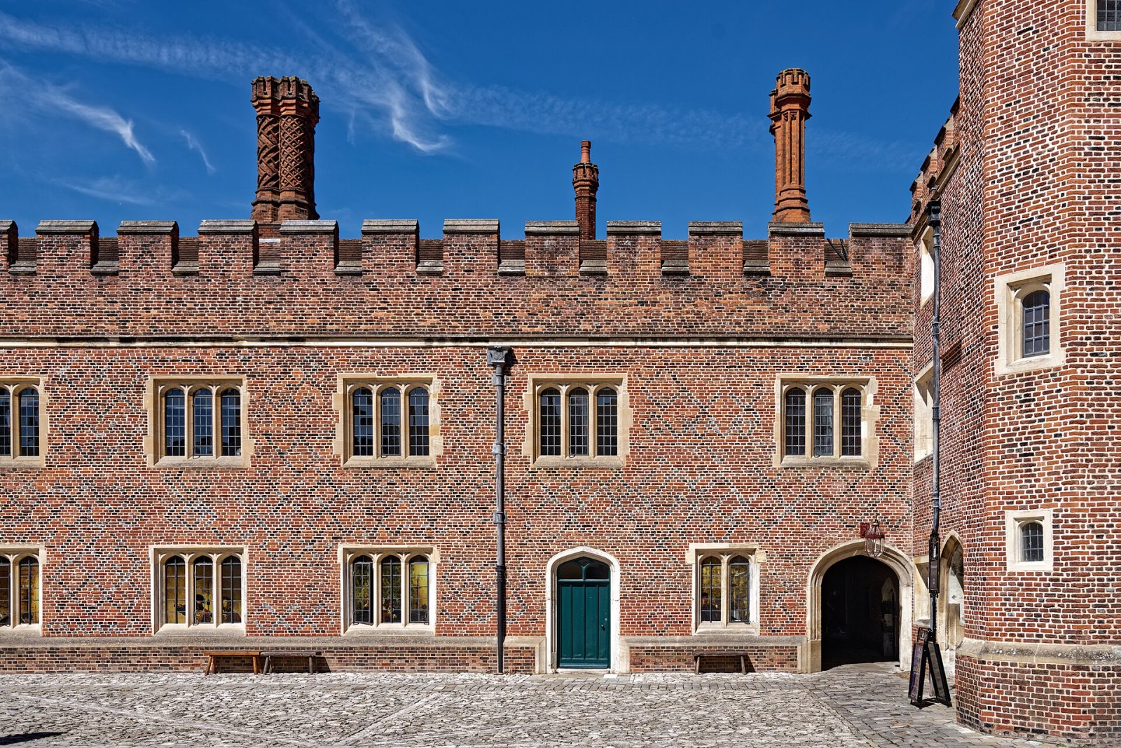 Entdecken Sie die Geschichte und Schönheit von Hampton Court Palace - C83Q+C4 Gravesend | Secret World Trip Planner