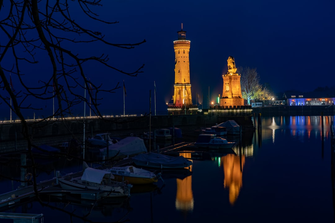 Scoprire il Neuer Leuchtturm di Lindau: un faro sul Lago di Costanza - Hafenpl. | Secret World Trip Planner