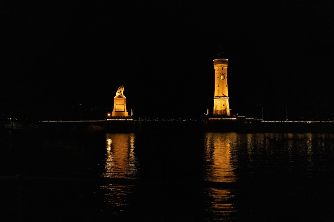 Scoprire il Neuer Leuchtturm di Lindau: un faro sul Lago di Costanza - Hafenpl. | Secret World Trip Planner