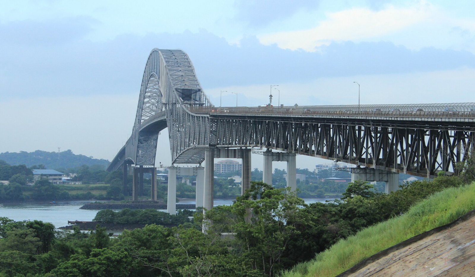 Entdecken Sie die Brücke der Amerikas: ein Wahrzeichen Panamas — Panama City