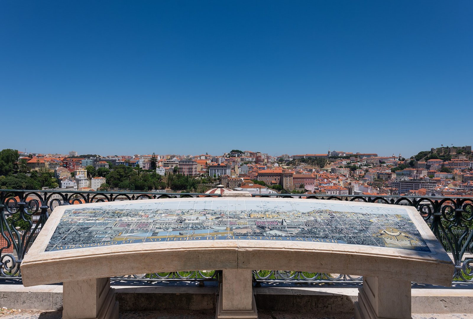 Miradouro de São Pedro de Alcântara: Ein schöner Ort in Lissabon — Lisboa