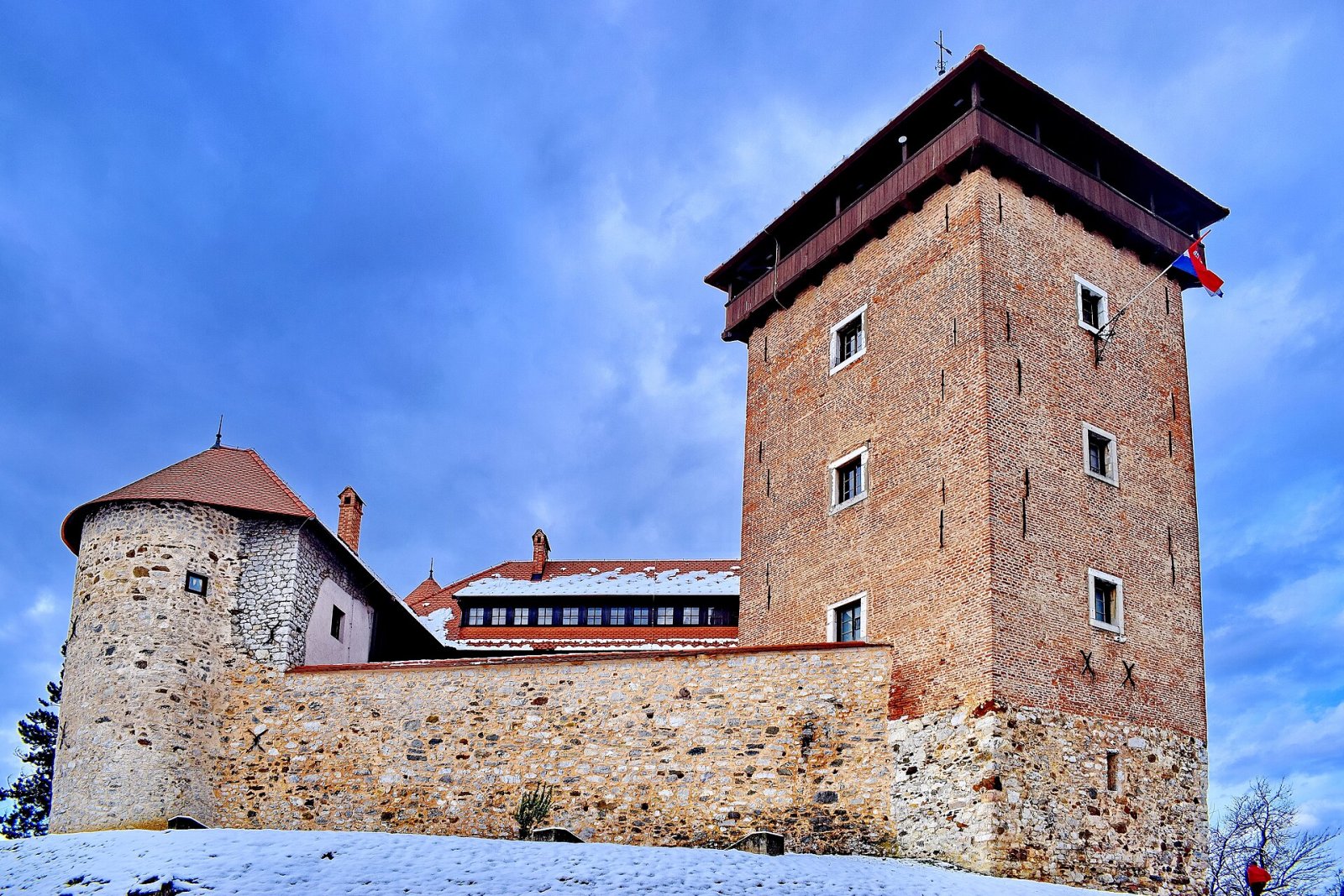 Entdecken Sie die Burg Dubovac: ein Juwel Kroatiens — Karlovac