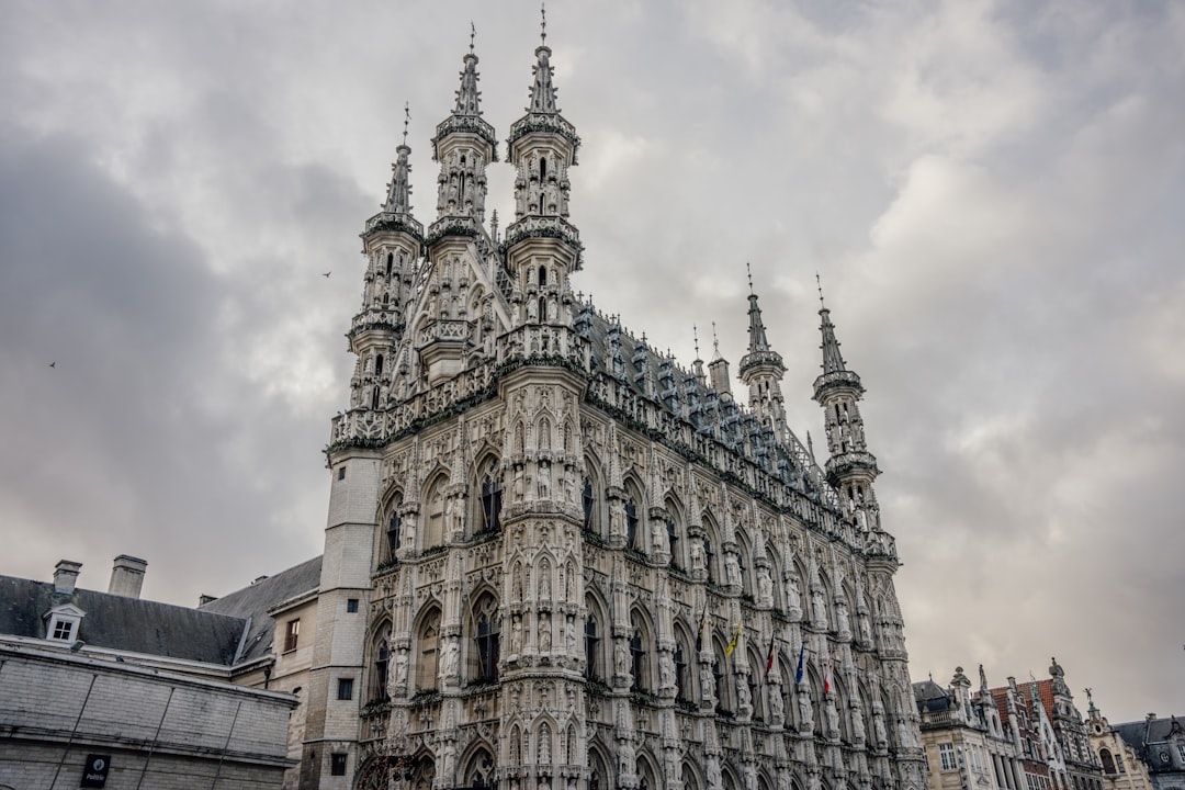 Scopri l'incanto del Municipio di Leuven, in Belgio - Naamsestraat 6 | Secret World Trip Planner