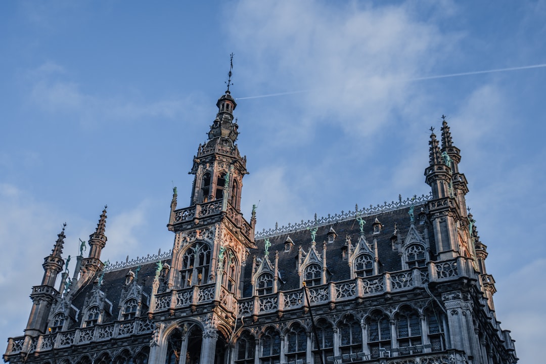 Entdecken Sie den Zauber des Rathauses von Leuven, Belgien - Naamsestraat 6 | Secret World Trip Planner