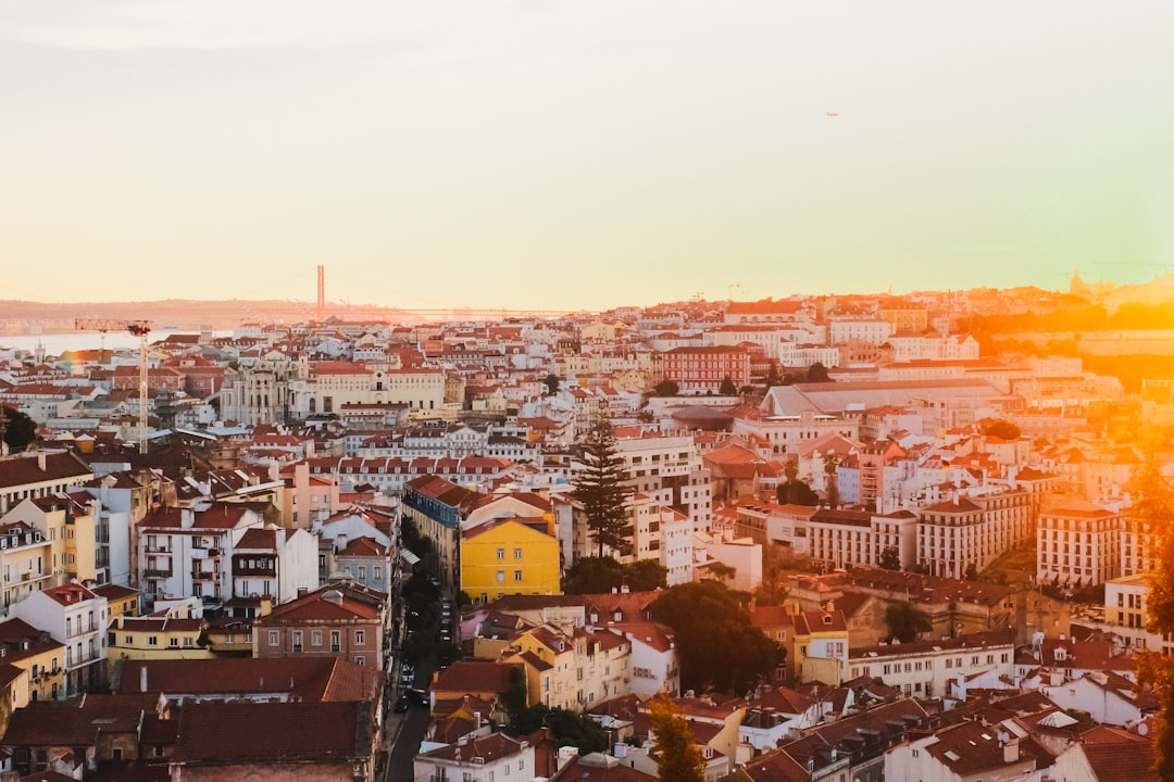Entdecken Sie den Charme des Alfama-Viertels in Lissabon | Secret World Trip Planner