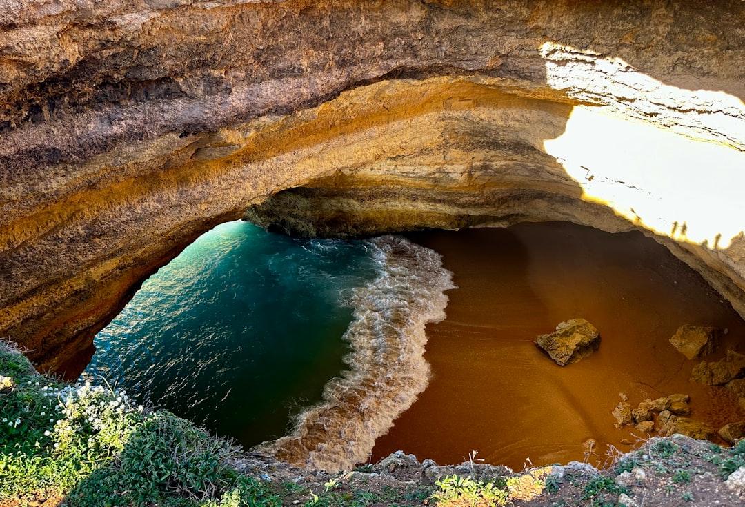 Scopri la Grotta di Benagil: un gioiello naturale dell'Algarve | Secret World Trip Planner