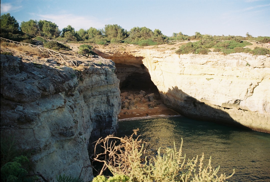 Entdecken Sie die Benagil-Höhle: ein Naturjuwel der Algarve | Secret World Trip Planner
