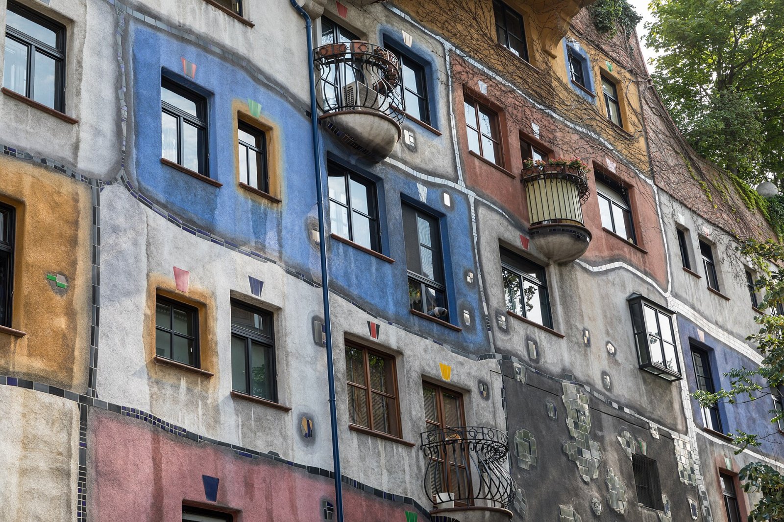 Scopri il Fascino della Hundertwasserhaus di Vienna - Wien | Secret World Trip Planner