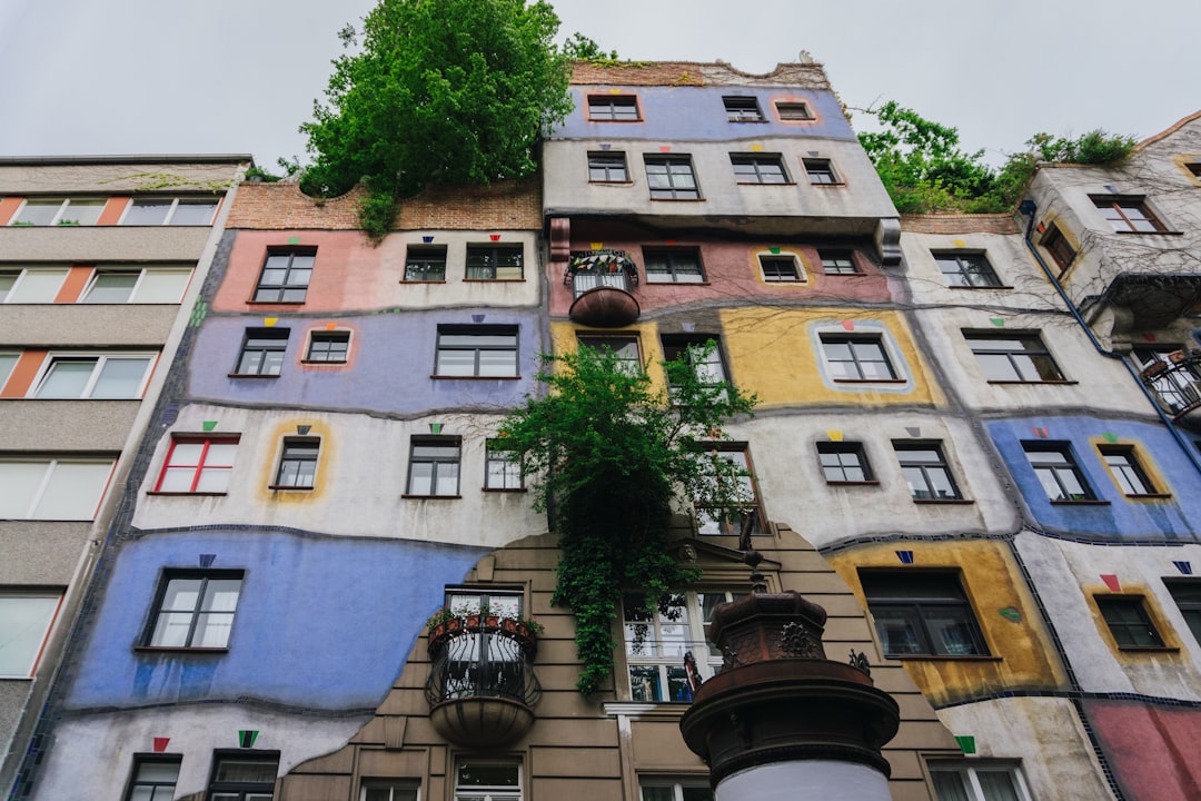 Scopri il Fascino della Hundertwasserhaus di Vienna - Wien | Secret World Trip Planner