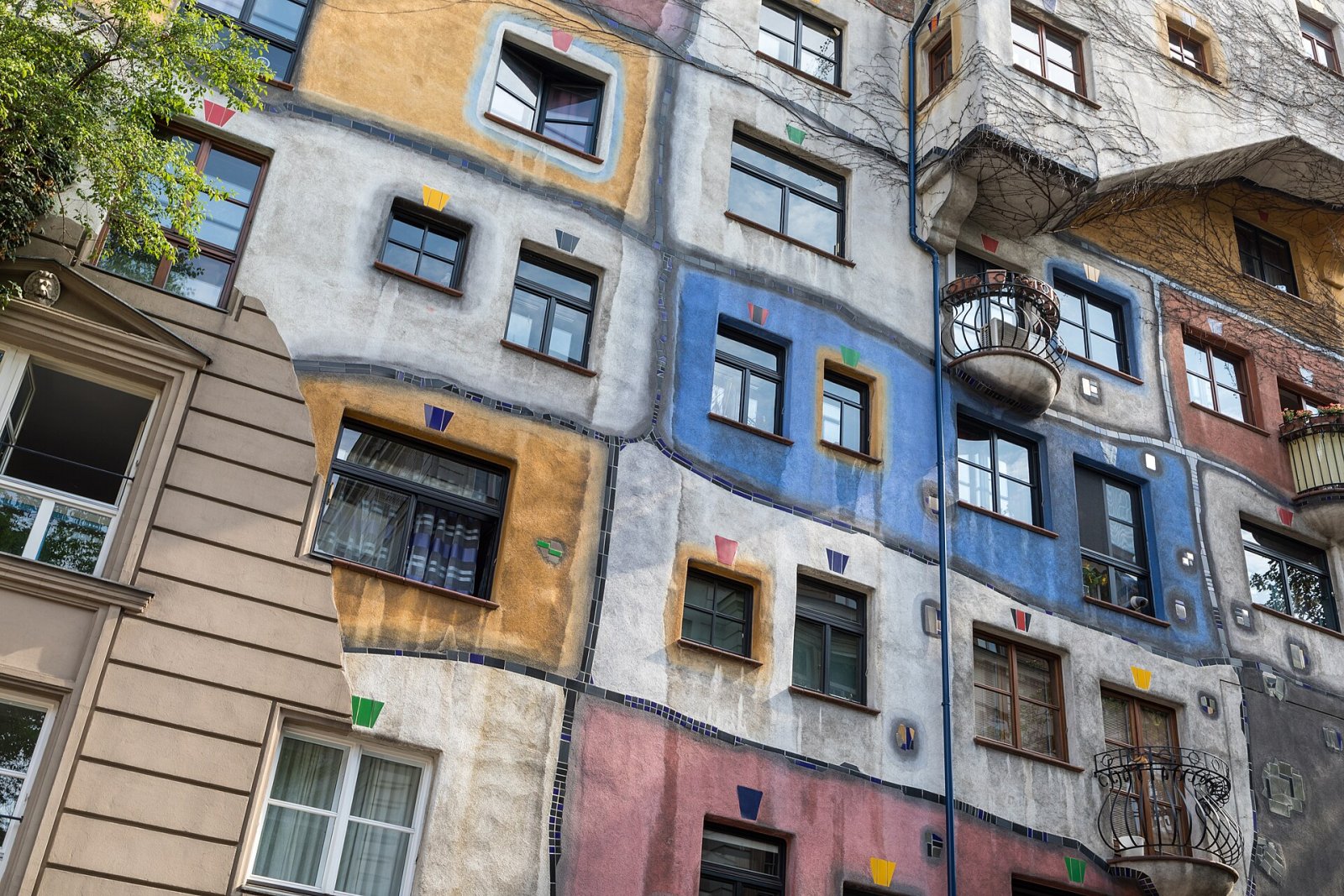 Scopri il Fascino della Hundertwasserhaus di Vienna - Wien | Secret World Trip Planner