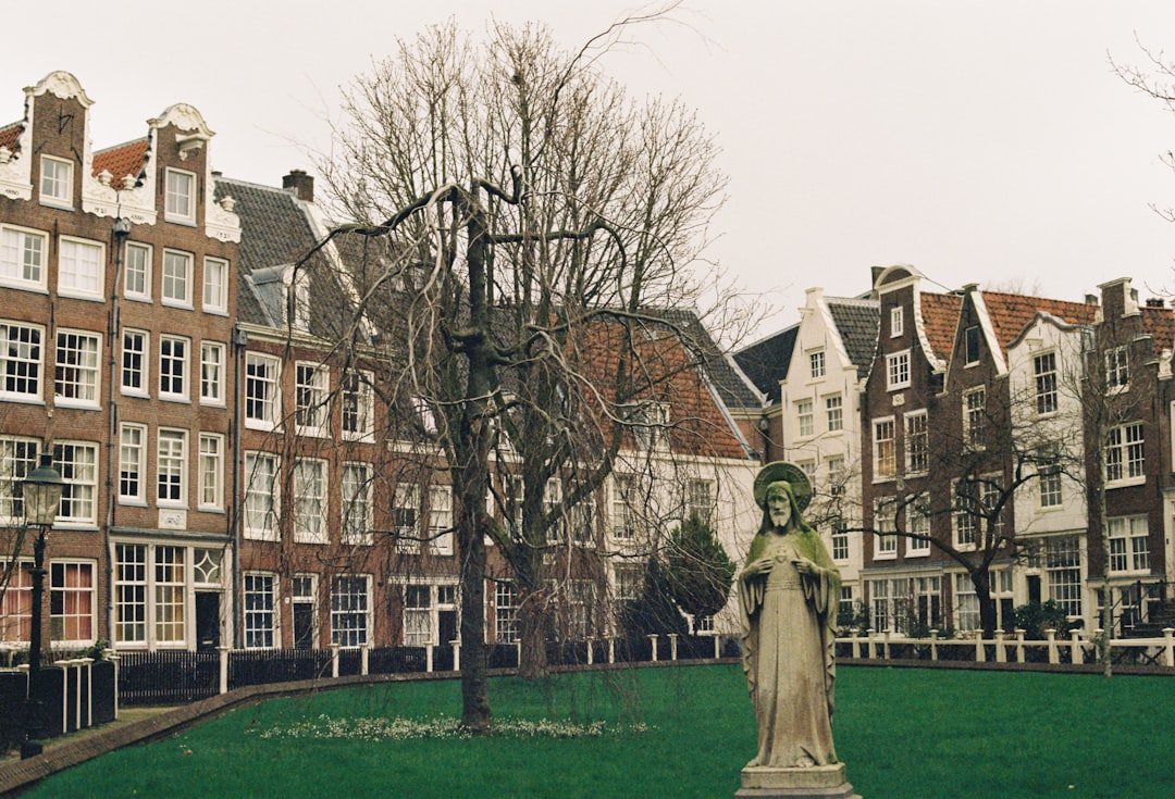 Entdecken Sie das Begijnhof in Amsterdam: Geschichte und Schönheit - Amsterdam | Secret World Trip Planner