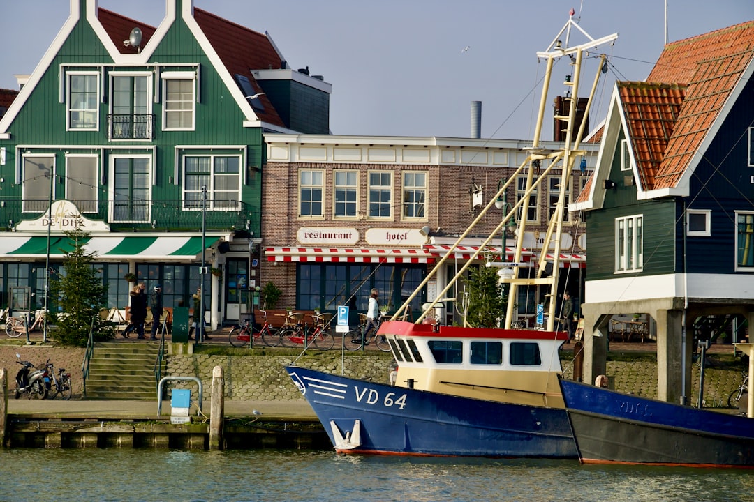 Volendam: Die Perle der Zuiderzee zwischen Tradition und Moderne — Volendam