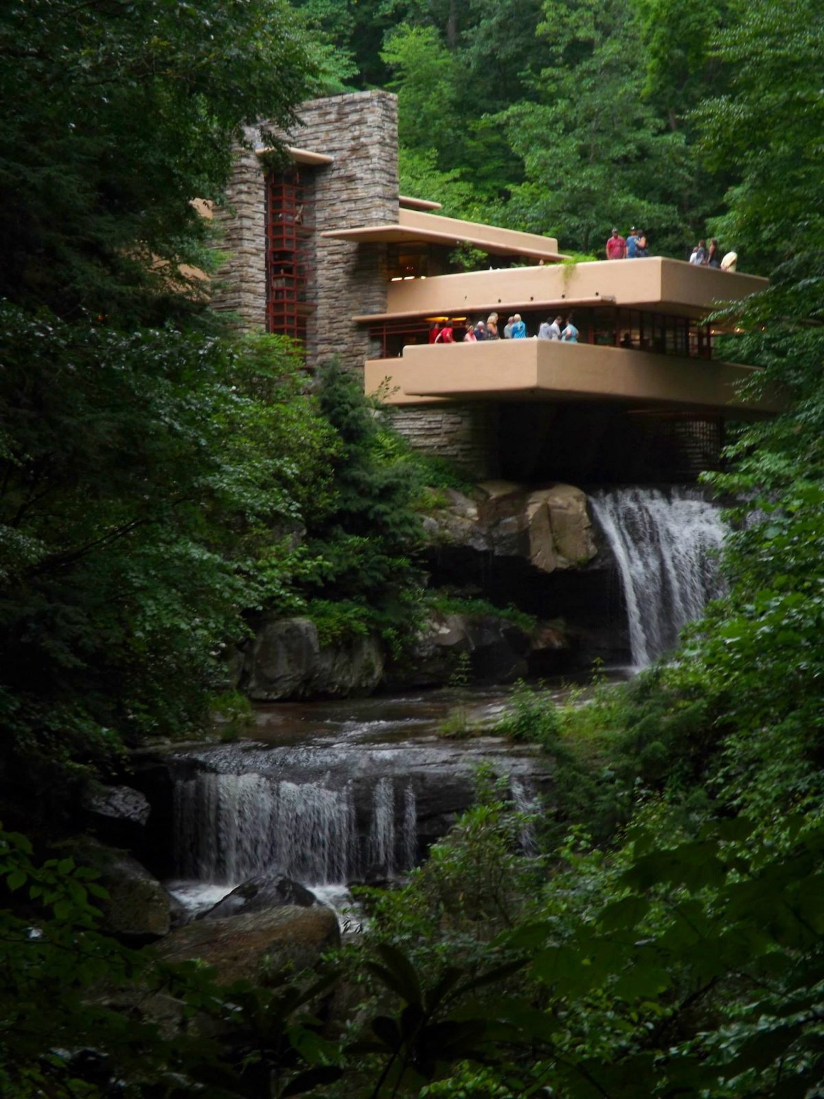 Haus am Wasserfall: Ein architektonisches Meisterwerk — Mill Run