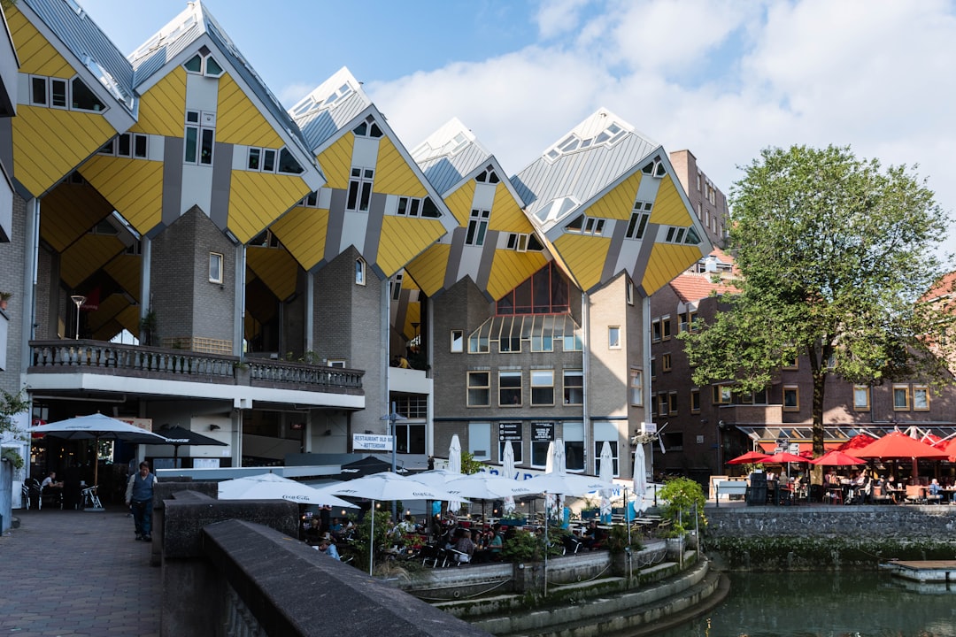 Entdecken Sie die Cube Houses von Rotterdam: eine einzigartige Architektur - Rotterdam | Secret World Trip Planner
