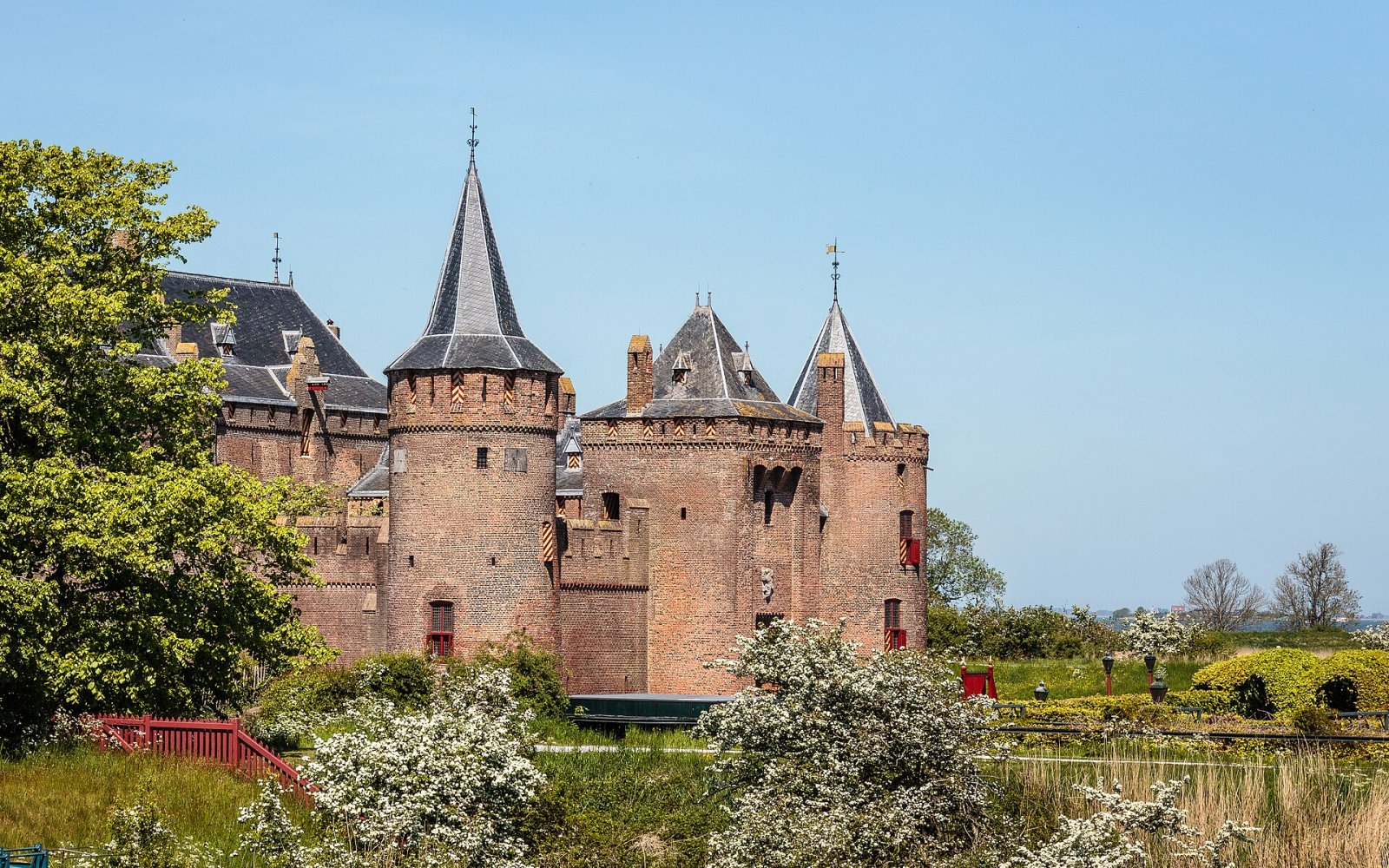 Muiderslot Castle: Un Viaggio nella Storia dei Paesi Bassi - Muiden | Secret World Trip Planner