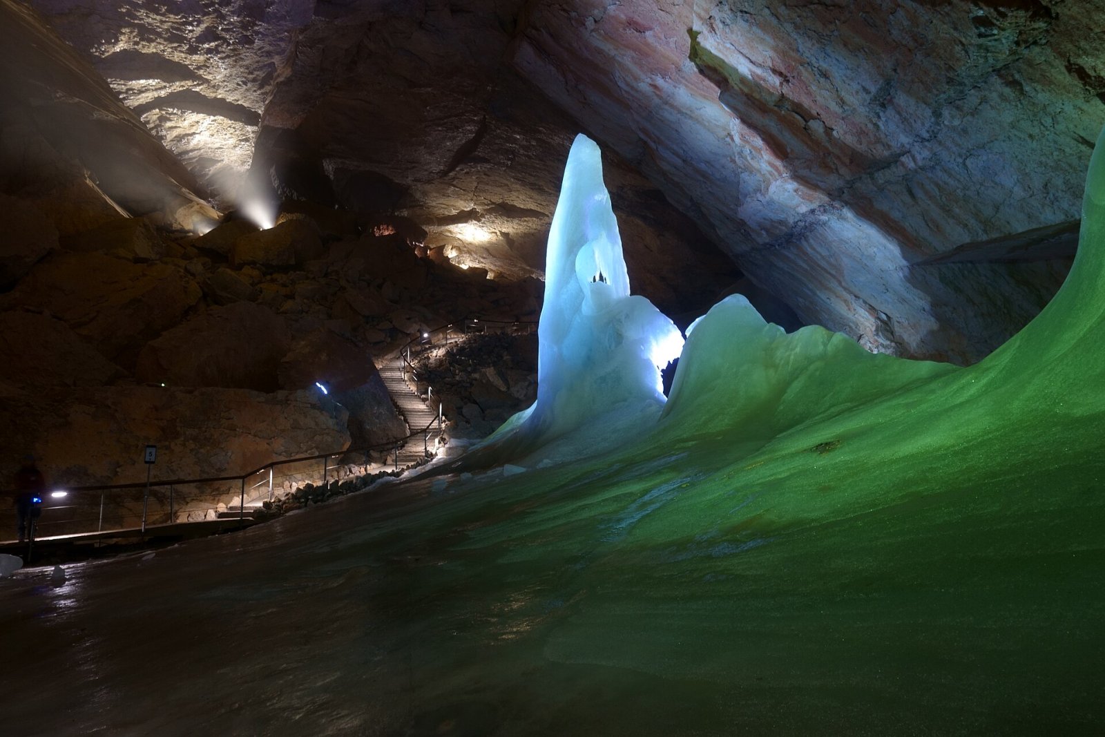 Scopri la Magia della Dachstein Ice Cave in Austria - Obertraun | Secret World Trip Planner