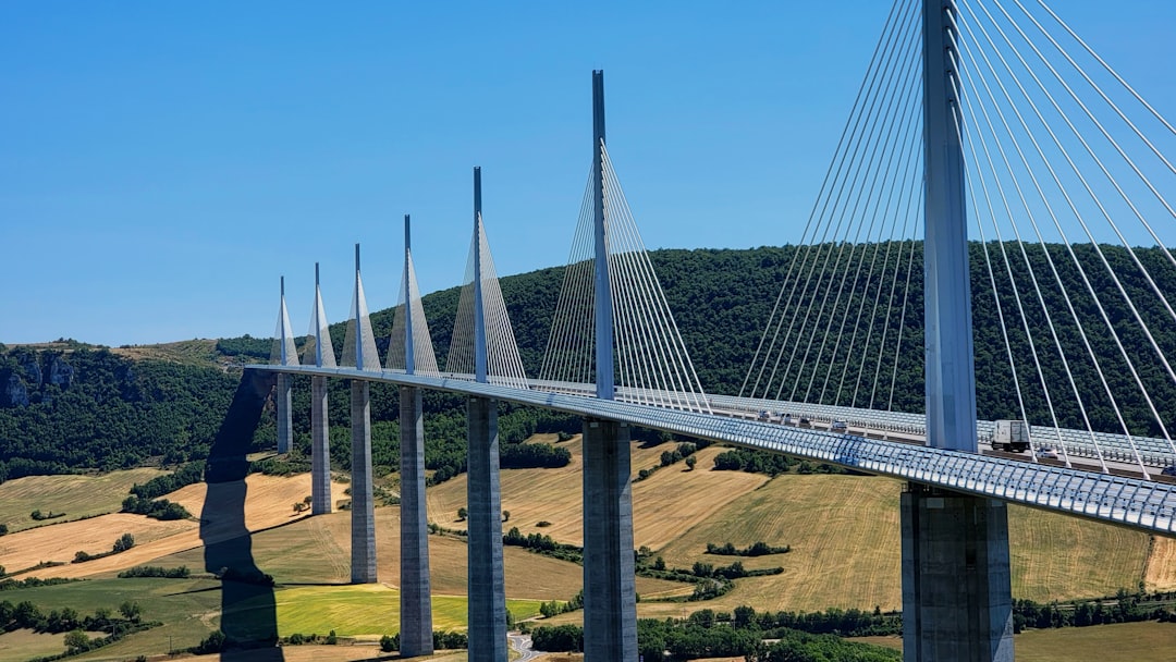 Viadukt von Millau: Die unglaubliche Brücke Europas - Viaduc de Millau | Secret World Trip Planner