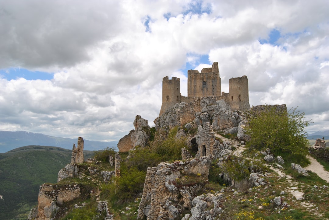 Esplorando il Castello di Palanok: Storia e Bellezza - Zakarpats'ka oblast | Secret World Trip Planner
