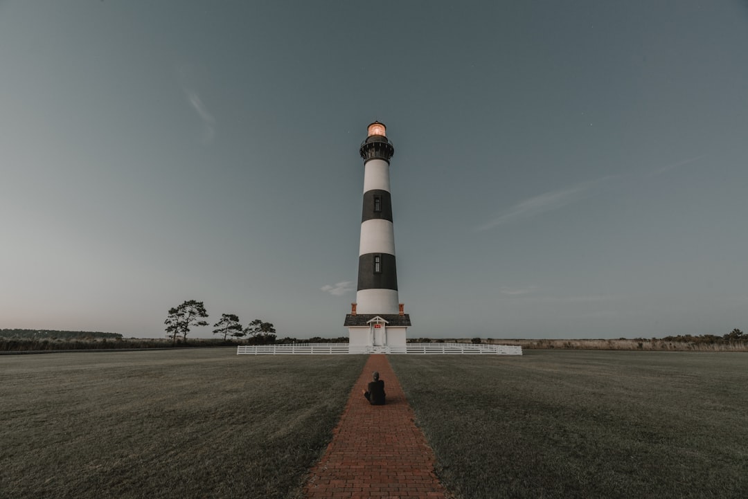 Entdecke den Leuchtturm von Bodie Island: Eine Zeitreise - Nags Head | Secret World Trip Planner