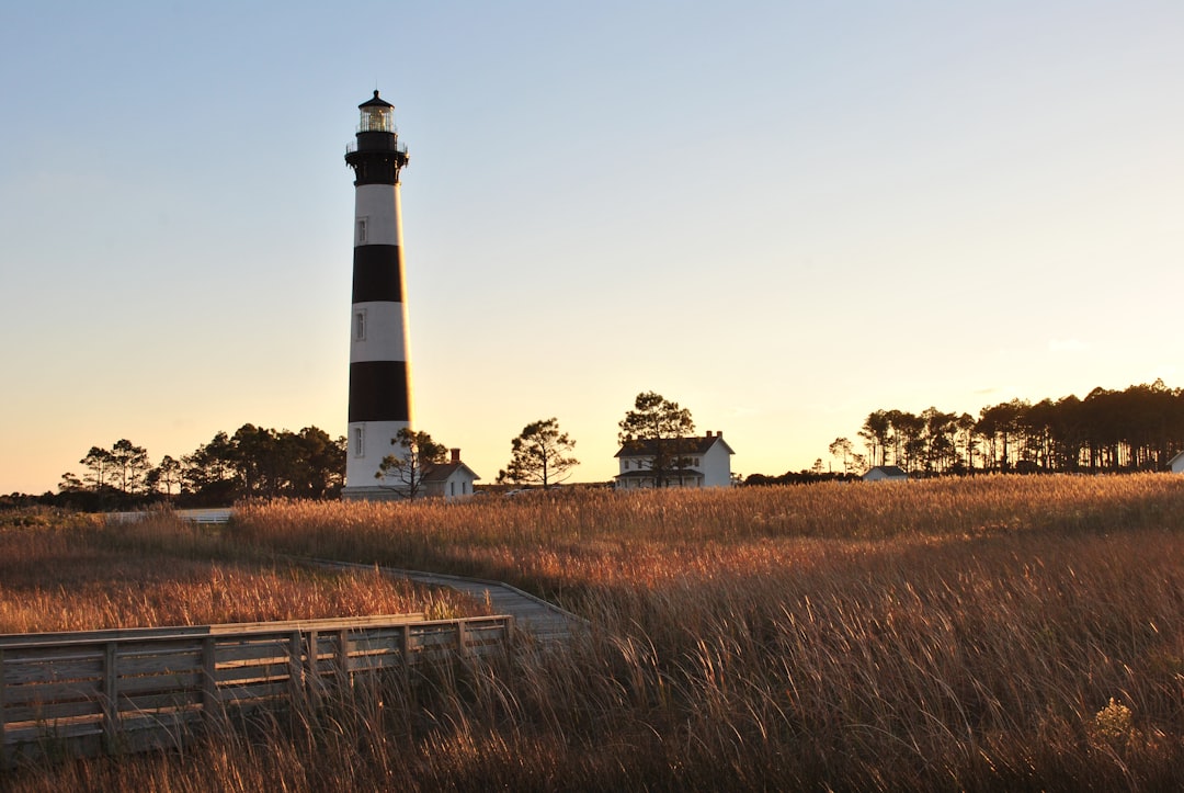 Entdecke den Leuchtturm von Bodie Island: Eine Zeitreise - Nags Head | Secret World Trip Planner