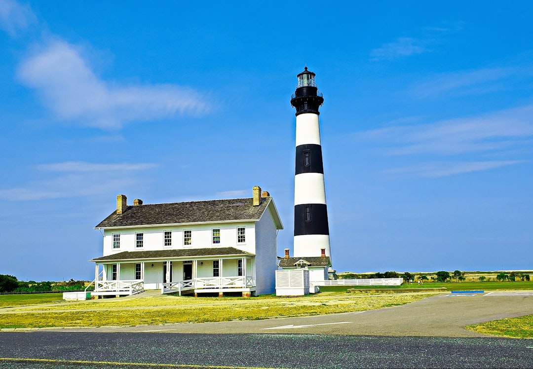 Entdecke den Leuchtturm von Bodie Island: Eine Zeitreise - Nags Head | Secret World Trip Planner