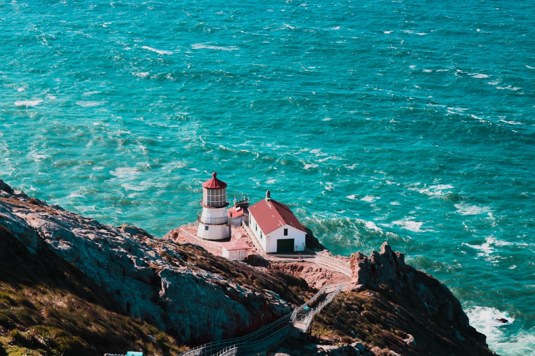 Entdecke den Point Reyes Leuchtturm: Meer und Geschichte - Inverness | Secret World Trip Planner