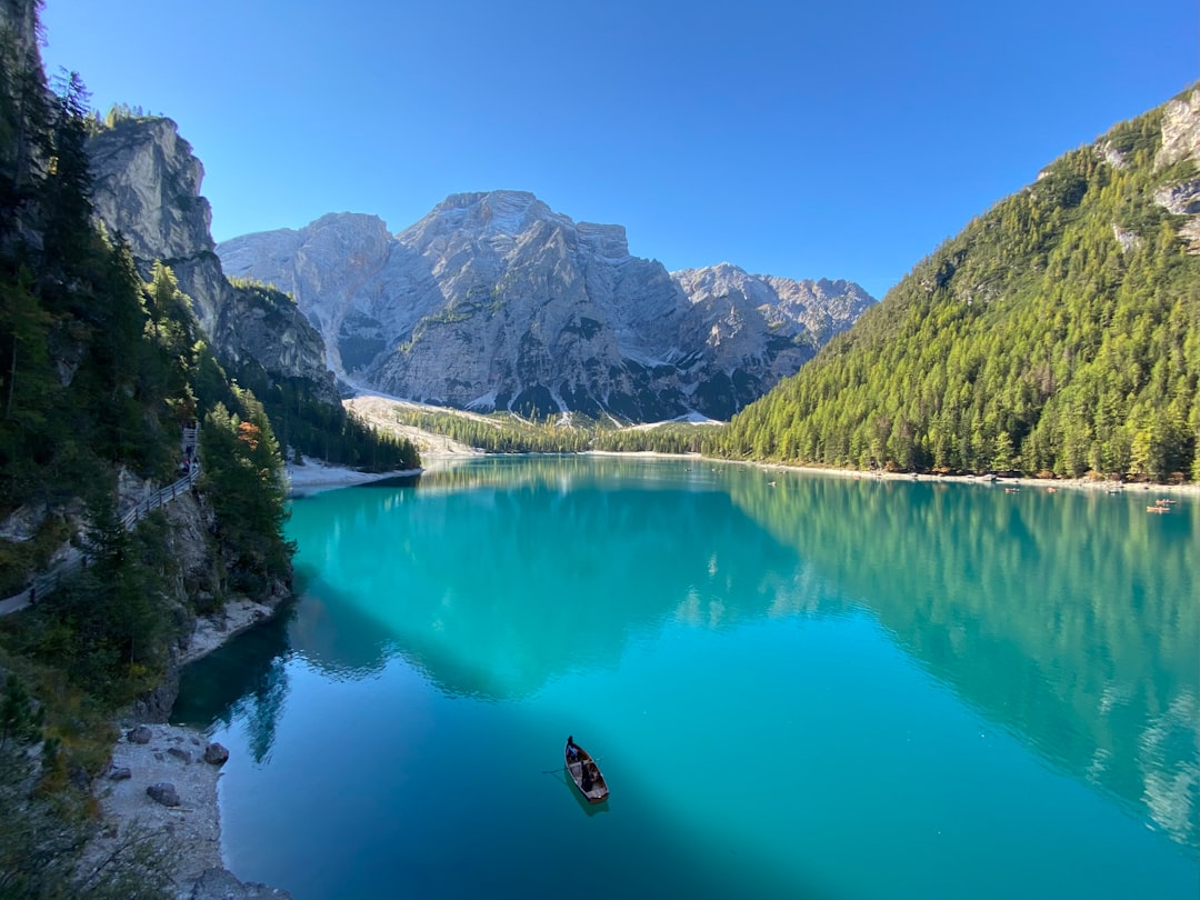 Escursioni al Lago di Braies: Un Paradiso Nascosto - St.Veit | Secret World Trip Planner