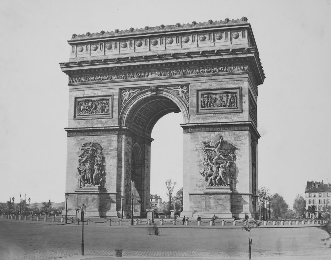 Arco di Trionfo del Carosello: Brücke zwischen Geschichte und Schönheit - Pl. du Carrousel | Secret World Trip Planner