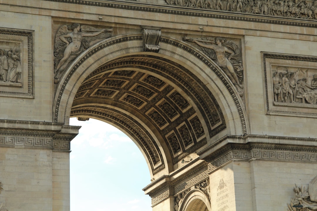 Arco di Trionfo del Carosello: Brücke zwischen Geschichte und Schönheit - Pl. du Carrousel | Secret World Trip Planner