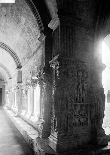 Chiostro San Trofimo: Ein verborgenes Juwel in Arles - 20 Rue du Cloître | Secret World Trip Planner