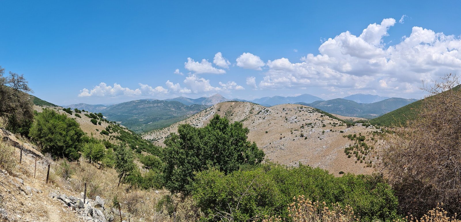 Entdecken Sie Psilo Vouno: ein Naturjuwel in Griechenland — F95Q+H2 Paramithia