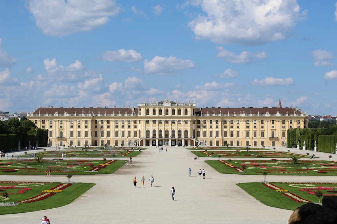 Faszinierende Panoramen im Schlosspark Schönbrunn - Schönbrunner Schloßstraße 47 | Secret World Trip Planner