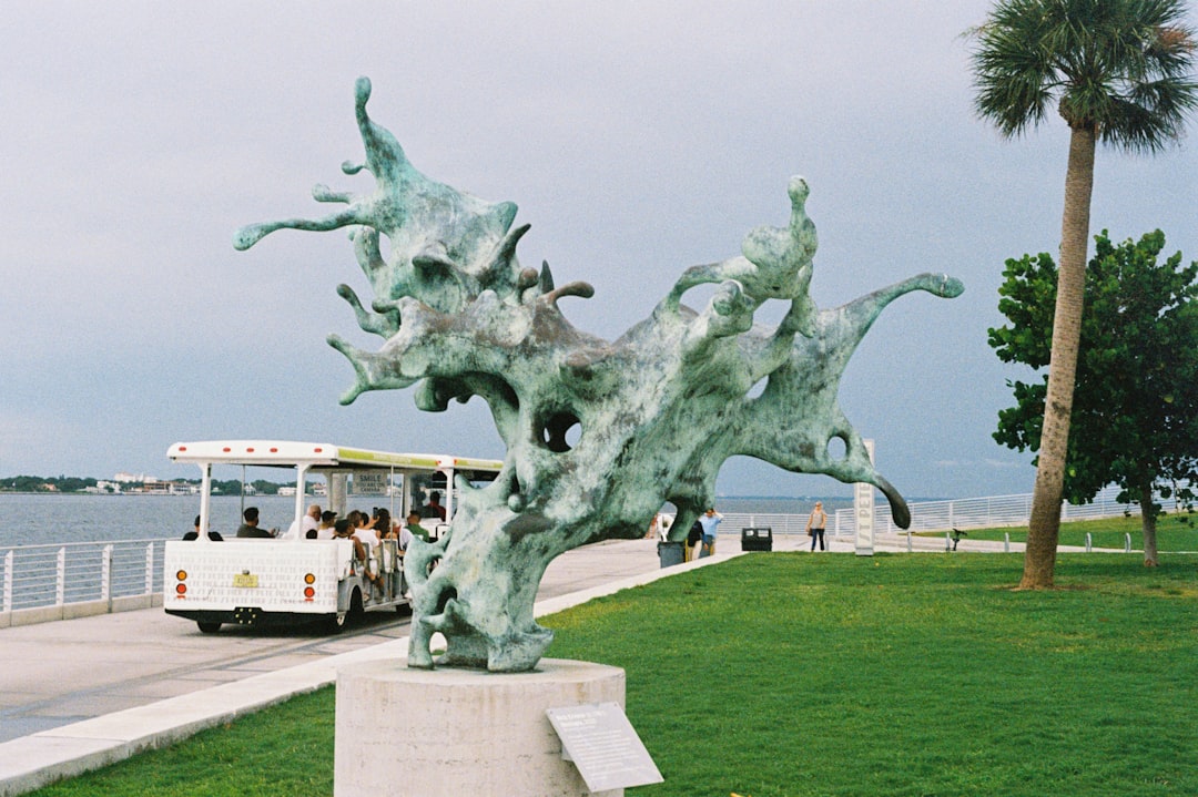 Sculture sul Mare: Arte e Natura a Surry Hills - 302/61 Marlborough St | Secret World Trip Planner