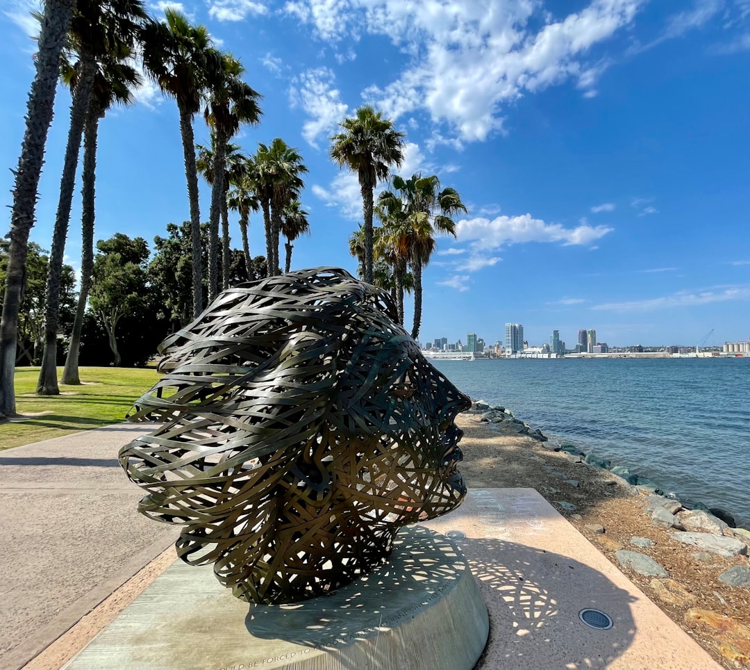 Skulpturen am Meer: Kunst und Natur in Surry Hills - 302/61 Marlborough St | Secret World Trip Planner