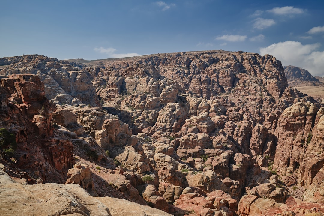Entdecken Sie die natürliche Schönheit von Jabal Khall al Mansiyah in Jordanien — G5M2+82 Aqaba