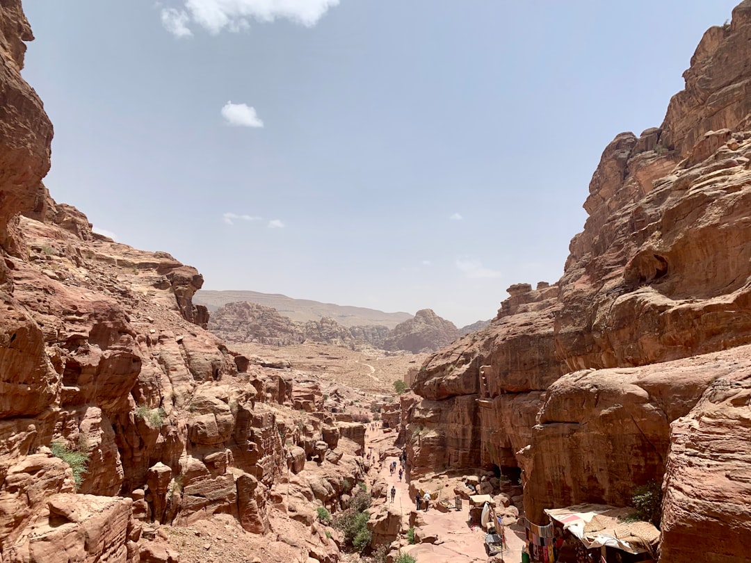 Entdecken Sie die natürliche Schönheit von Jabal Khall al Mansiyah in Jordanien - G5M2+82 Aqaba | Secret World Trip Planner