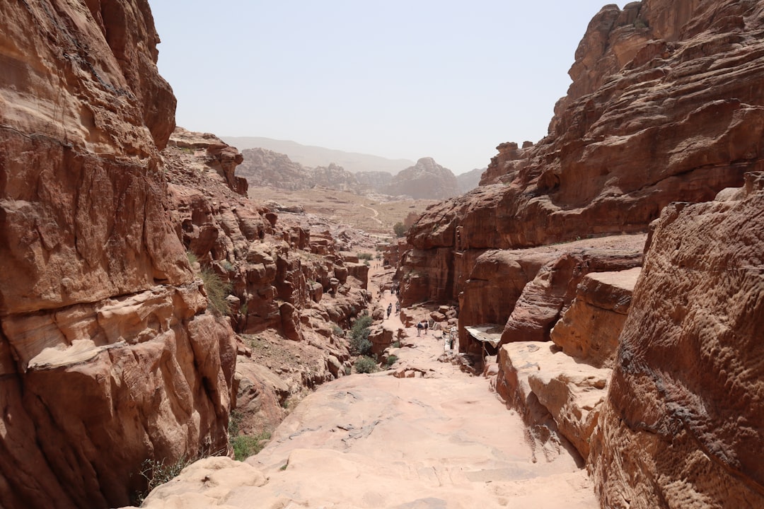 Entdecken Sie Jabal Abu Ridman: Ein Naturparadies in Jordanien - G322+22 Aqaba | Secret World Trip Planner
