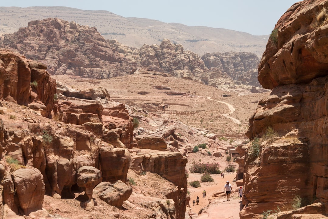 Scopri la Magia di Jabal Suraybit in Giordania | Secret World Trip Planner