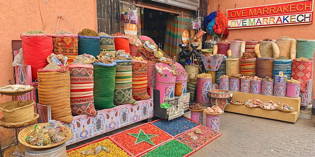 Entdecke den Souk von Marrakesch: Farben und Düfte - J2J6+MG6، طريق سيدي عبد العزيز، Marrakech 40000 | Secret World Trip Planner