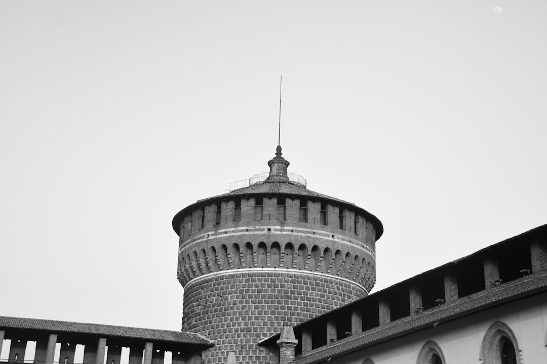 Entdecke das Sforza-Schloss: Verborgene Schätze in Mailand - Piazza Castello | Secret World Trip Planner