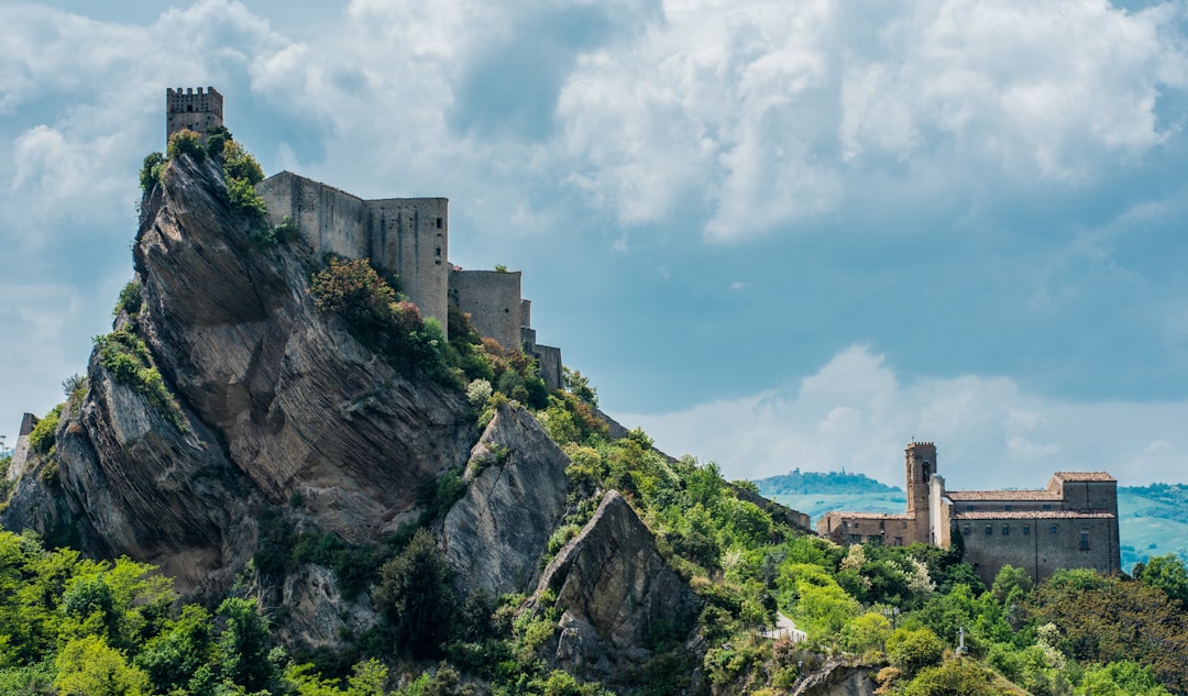 Castelo Medieval de Roccascalegna: Uma Viagem no Tempo - Piazza Umberto I | Secret World Trip Planner