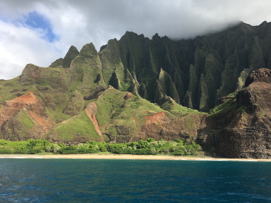 Entdecke die Strände der Nā Pali Küste: Ein Naturparadies - Contea di Kauai | Secret World Trip Planner