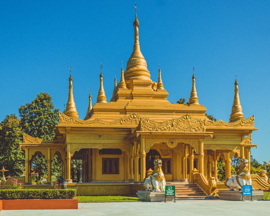 Entdecken Sie den Shwenandaw-Buddhisten Tempel in Mandalay - 2427+7G2 | Secret World Trip Planner