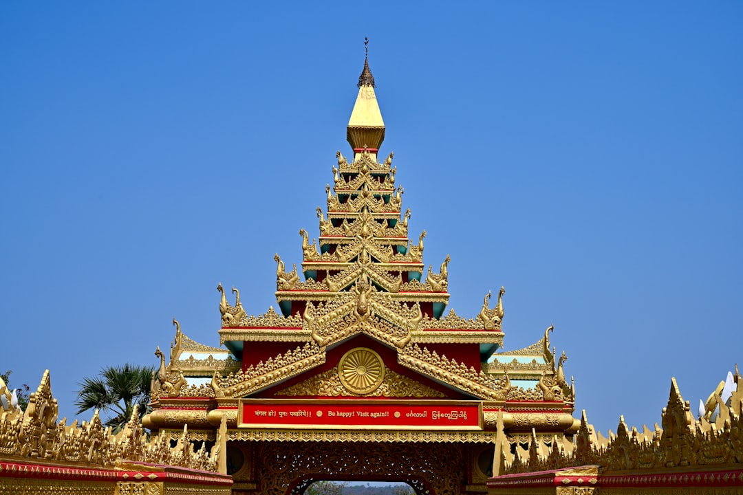 Entdecken Sie den Shwenandaw-Buddhisten Tempel in Mandalay - 2427+7G2 | Secret World Trip Planner