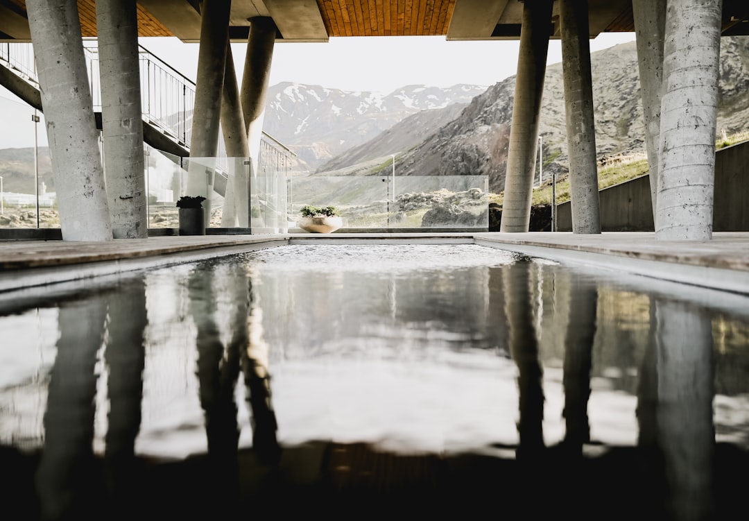 Entdecke die Wunder der 7132 Therme in Vals - Poststrasse 560 | Secret World Trip Planner