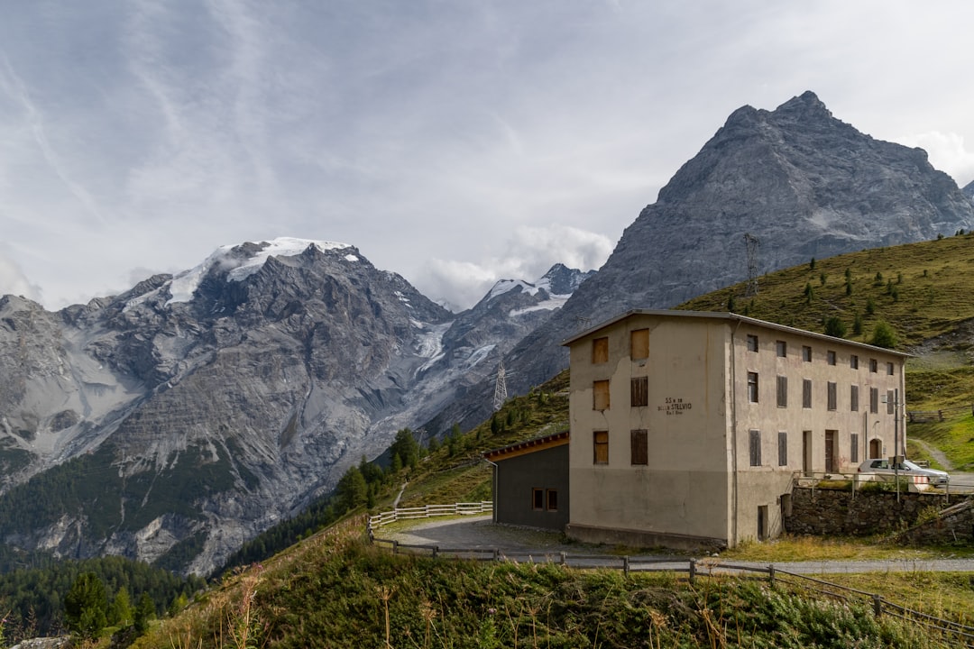 Entdecke die Wunder der 7132 Therme in Vals - Poststrasse 560 | Secret World Trip Planner