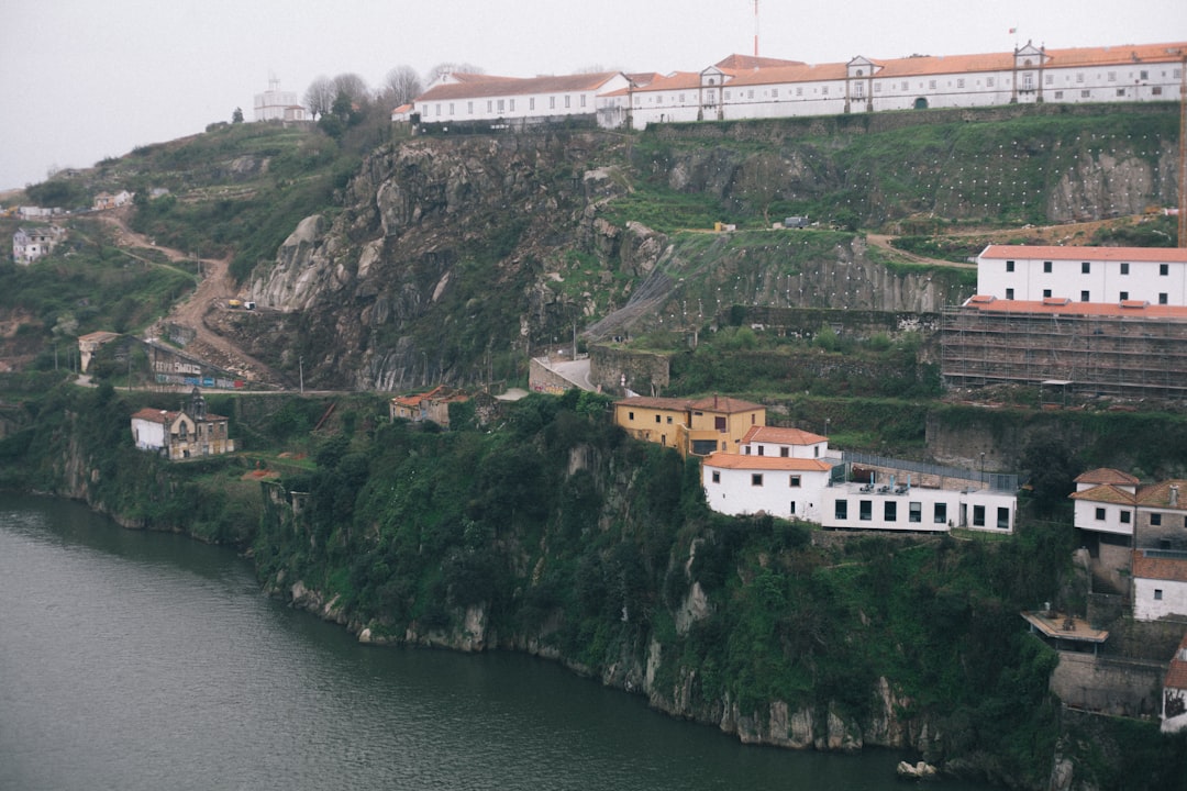 Entdecken Sie das Forte do Outeiro do Vale: ein historisches Juwel in Portugal - Fanhões | Secret World Trip Planner