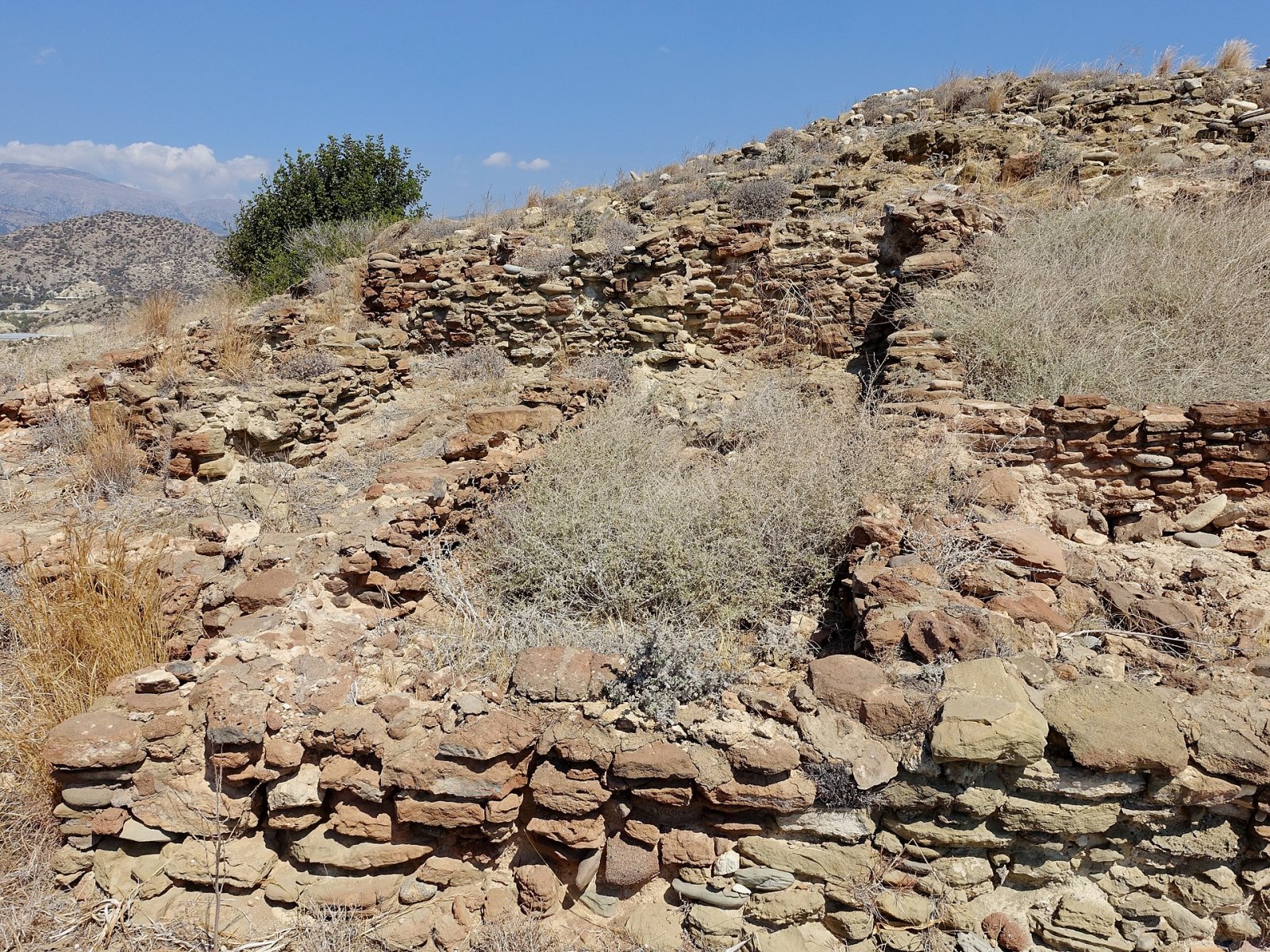 Esplorando Φούρνου Κορυφή: Un Sito Archeologico di Creta — 2J45+MP